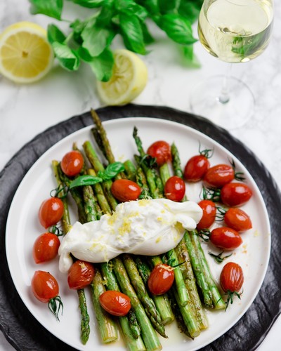 Asperges à la poêle, tomates et burratas au citron et Chablis Premier Cru 