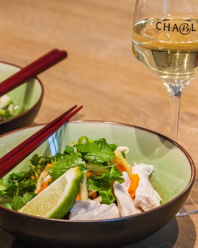 Pho de dinde accompagné d'un verre de Chablis