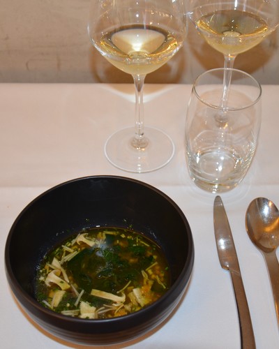 Consommé de poissons nobles, algues et perles du Japon et Chablis Premier Cru