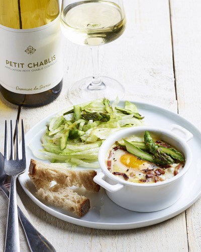 Accords mets et vins de Chablis ; Œuf cocotte, asperges, Soumaintrain et Chablis